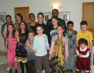 À l’occasion des Jours intercalaires, les enfants et les jeunes de la région d’Aix-en-Provence ont animé activement la soirée de fête organisée à Cabries chez une famille bahá’íe.