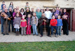 À Viré en Bourgogne, petits, jeunes, adultes et grands-parents ont vécu au son de la vielle à roue et de l’accordéon une après-midi de fête à l’occasion des Jours intercalaires.