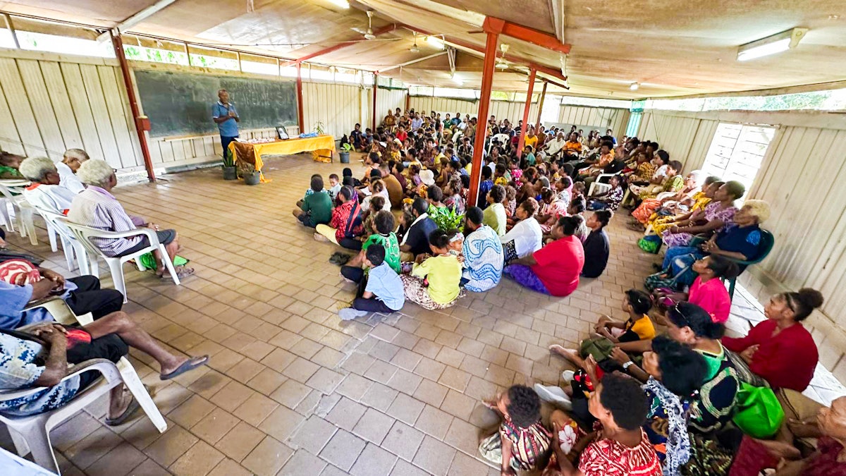Certains habitants des environs de Port Moresby assistent à une réunion de préparation pour l’inauguration du temple.