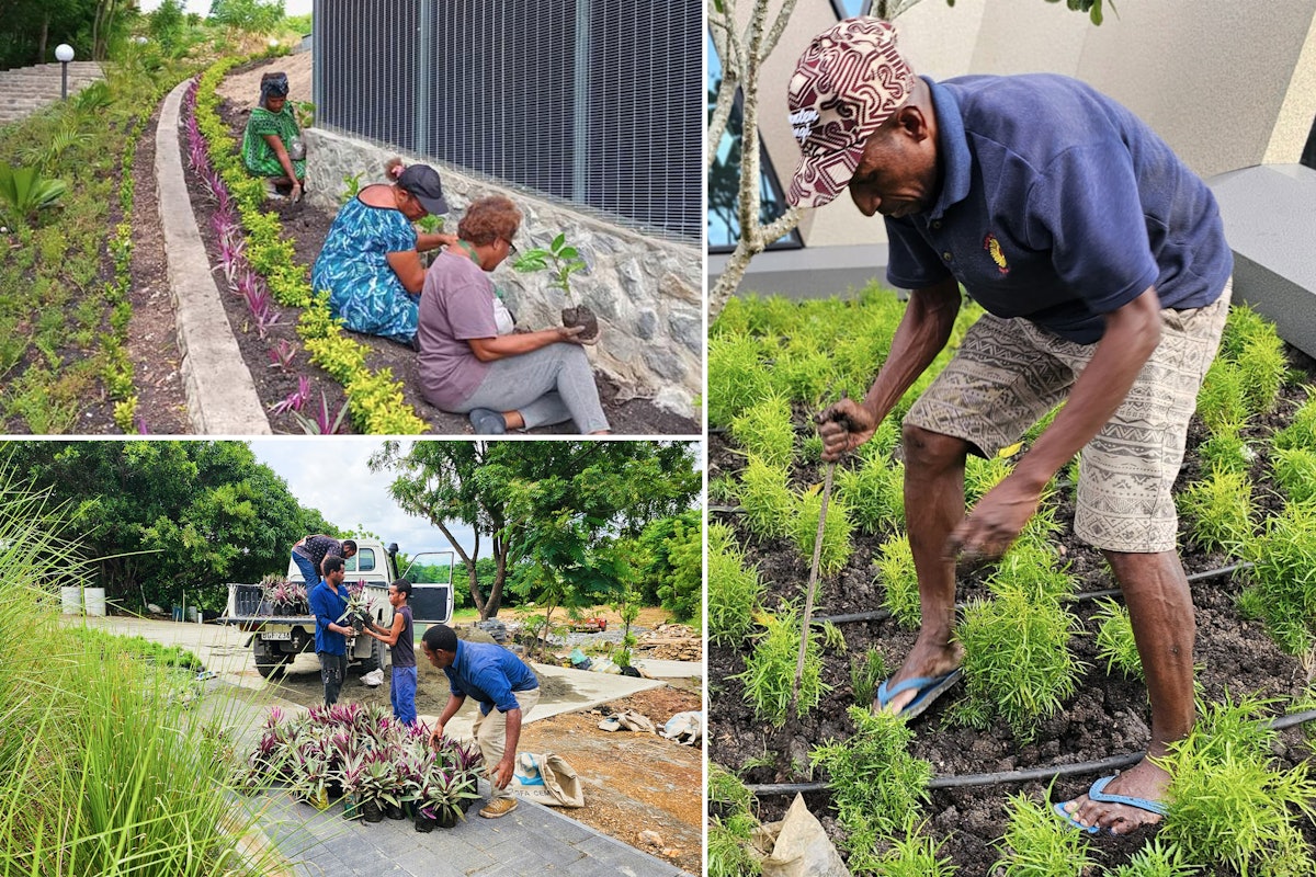 Les habitants des communautés environnantes aident à planter une végétation variée et des arbres locaux sur le site du temple.
