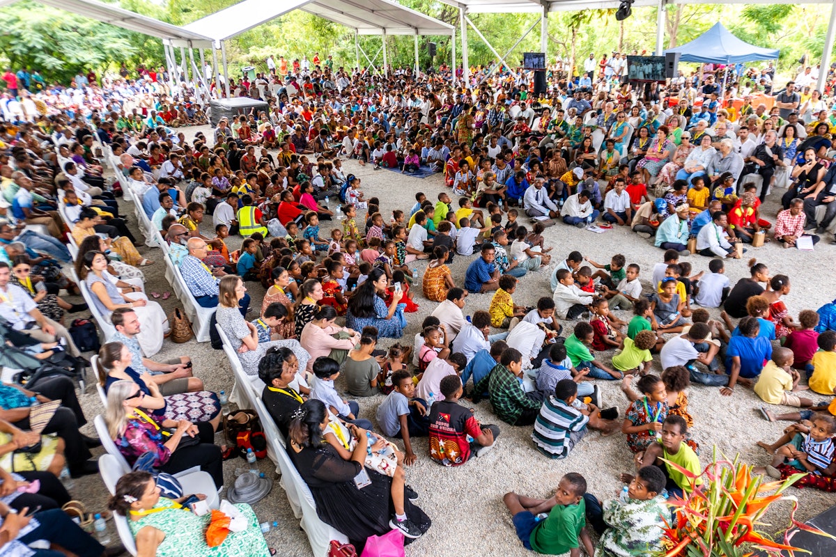 Dimanche, environ 3 000 personnes se sont rassemblées pour célébrer l’inauguration historique de la maison d’adoration bahá’íe nationale de PNG, le deuxième jour du programme d’inauguration.