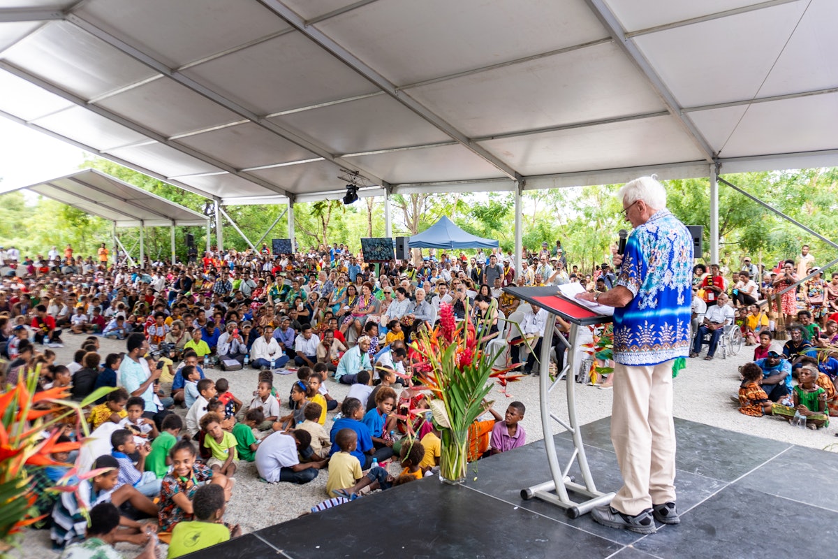 Rodney Hancock, qui est arrivé en Papouasie-Nouvelle-Guinée en 1954 venant de Nouvelle-Zélande et qui fut l’une des deux personnes qui ont apporté la foi bahá’íe en PNG, s’est adressé à l’assemblée.