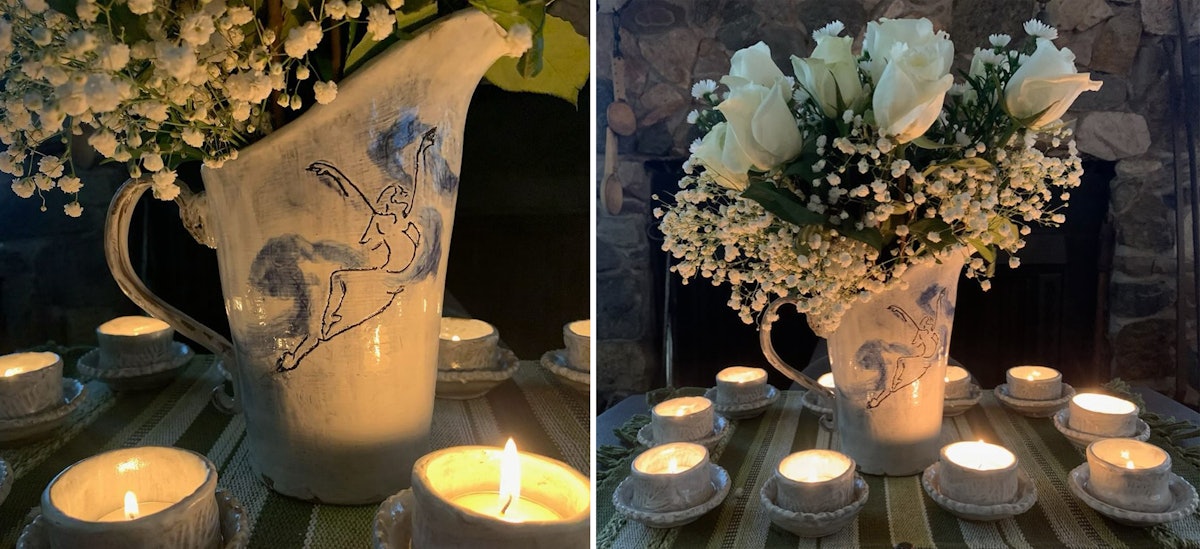 Vase en céramique entouré de 10 bougies en l’honneur des 10 femmes bahá’íes de Chiraz qui ont choisi leur foi et leurs principes d’unité, d’égalité et de justice plutôt que la vie elle-même.