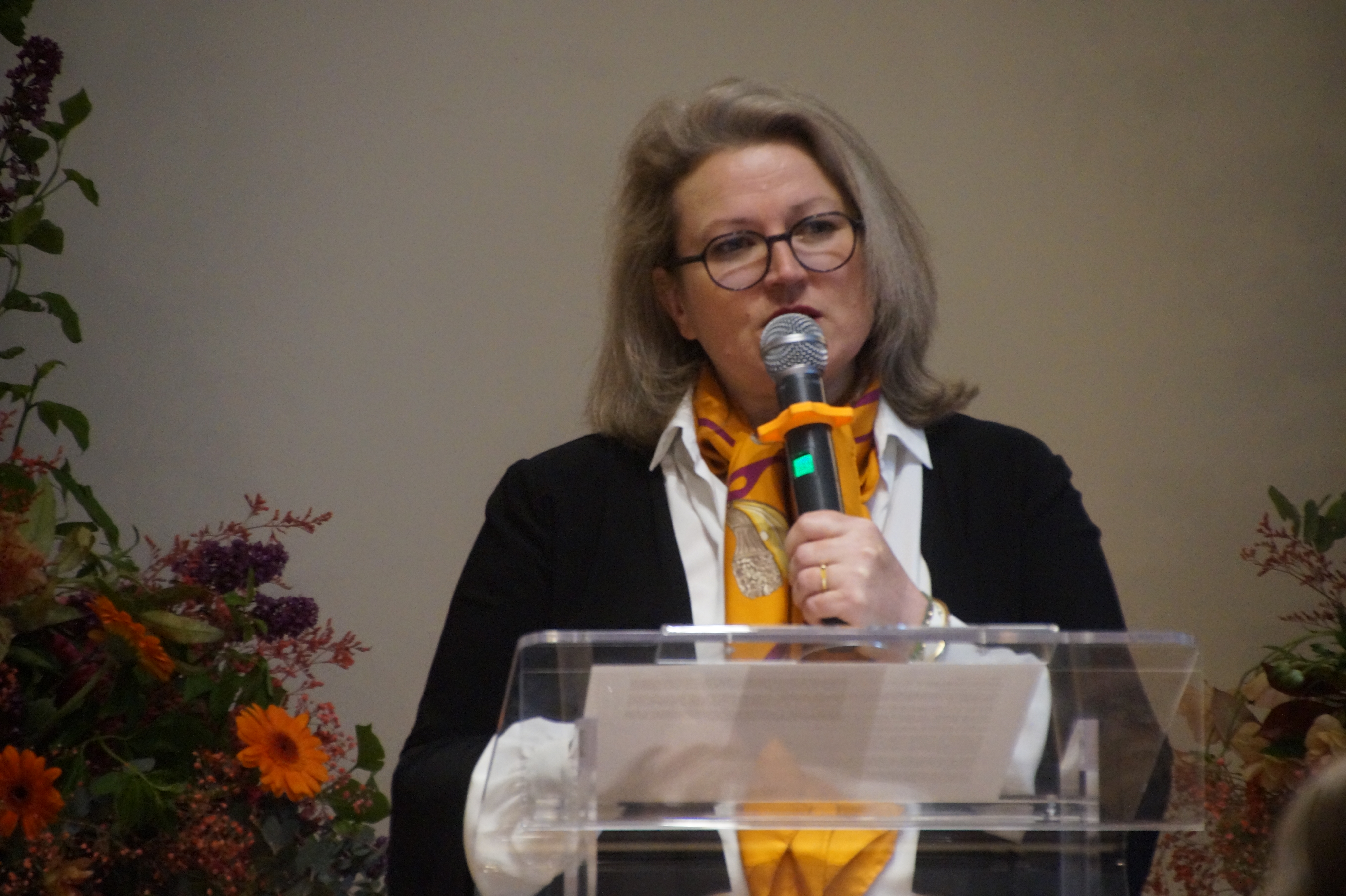 Sophie Ménard, Secrétaire à date de l’Assemblée spirituelle nationale des bahá’ís de France, a prononcé un discours au nom de l’Assemblée.