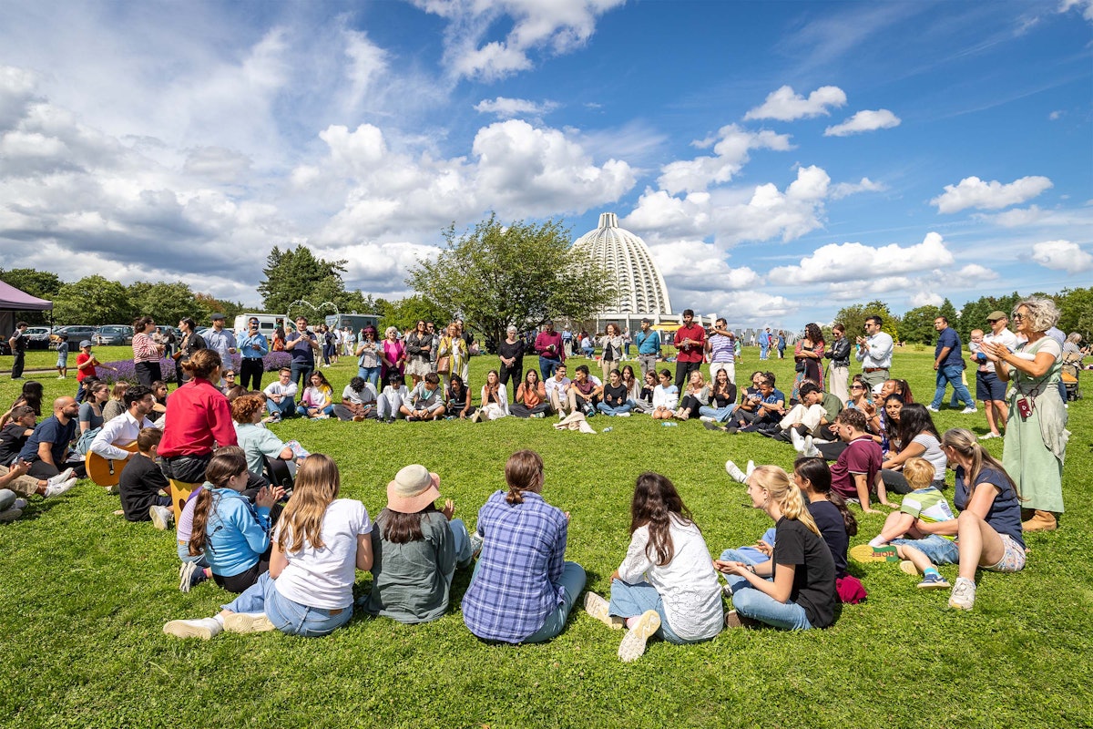 La présence de nombreux jeunes a contribué de manière significative à l’atmosphère animée de la célébration. Un jeune, Lasse, a déclaré : « Chaque fois que je suis à la maison d’adoration, je ressens toujours l’unité de la famille humaine. Il n’y a pas de sentiment de séparation en fonction de l’origine de quelqu’un – tout le monde est chaleureusement accueilli et on se sent à l’aise, pas comme un étranger. Ce beau sentiment est rare dans la société. »