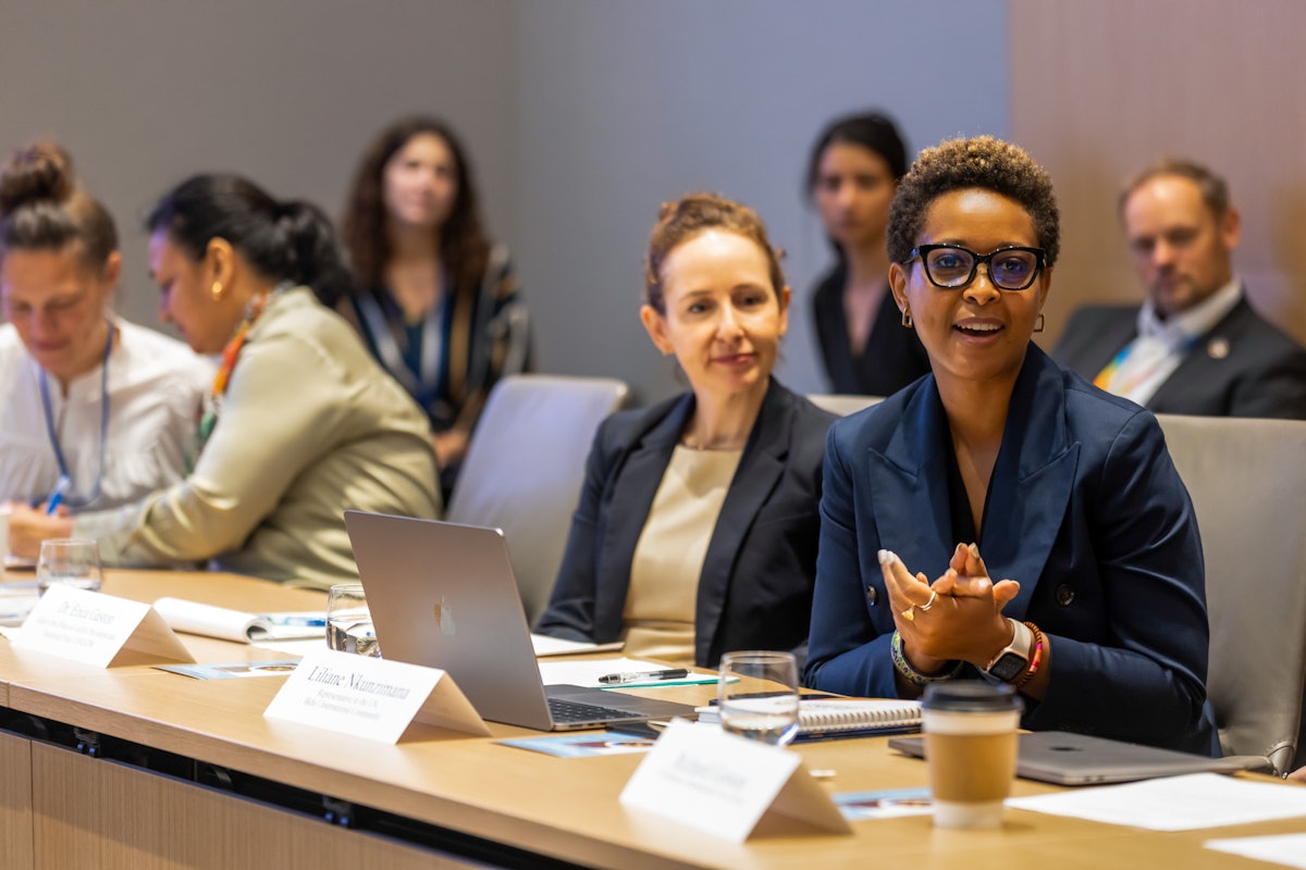 Pendant les Journées d’action, qui coïncidaient avec la Journée internationale de la paix, le BIC a coorganisé un évènement parallèle pour explorer le rôle de l’Assemblée générale en complément du travail du Conseil de sécurité. Cet évènement parallèle a été organisé avec les missions permanentes du Portugal, du Costa Rica, de l’Équateur et du Liechtenstein, ainsi qu’avec le Centre de recherche sur les politiques de l’université des Nations unies. Mme Nkunzimana (à droite), qui a animé l’évènement, a déclaré : « Il est clair que la recherche d’une paix durable continue d’être une priorité essentielle pour d’innombrables personnes – une paix fondée non seulement sur l’absence de violence, mais aussi sur un véritable épanouissement des communautés. »