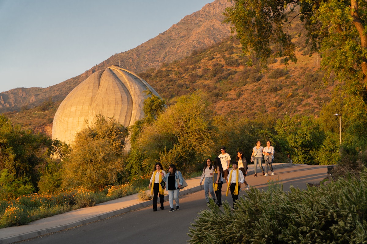 L’architecture du temple est un chef-d’œuvre de conception et d’ingénierie de pointe qui ressemble à une forme naturelle ayant jailli de manière organique de son environnement.