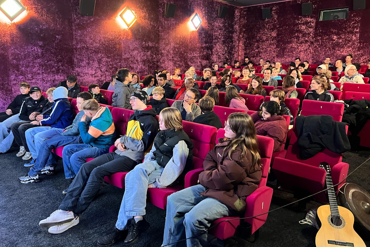 Projection du film dans un cinéma local.