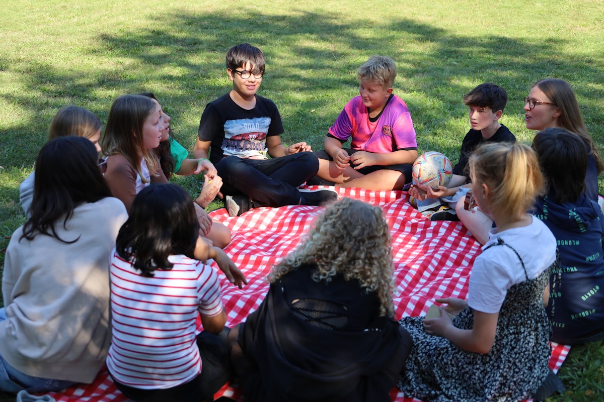 Les participants aux programmes bahá’ís d’éducation morale se réunissent régulièrement pour examiner les forces sociales à la lumière des principes moraux et spirituels, tels que la noblesse des êtres humains, l’égalité des femmes et des hommes et la justice. Ils discutent notamment de la manière dont ils peuvent répondre aux besoins de leur communauté.