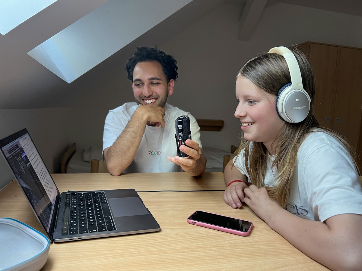 Le processus de production, en plus de fournir au groupe de jeunes des compétences techniques en matière de tournage, d’écriture et de montage, a permis aux participants du groupe d’analyser la manière dont ils peuvent s’engager dans la technologie d’une manière qui nourrit le bien-être humain plutôt que de lui nuire.