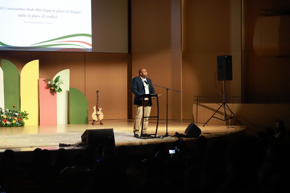 Ayafor Ayafor, membre du Corps des conseillers des Amériques, s'exprimant lors de la conférence.