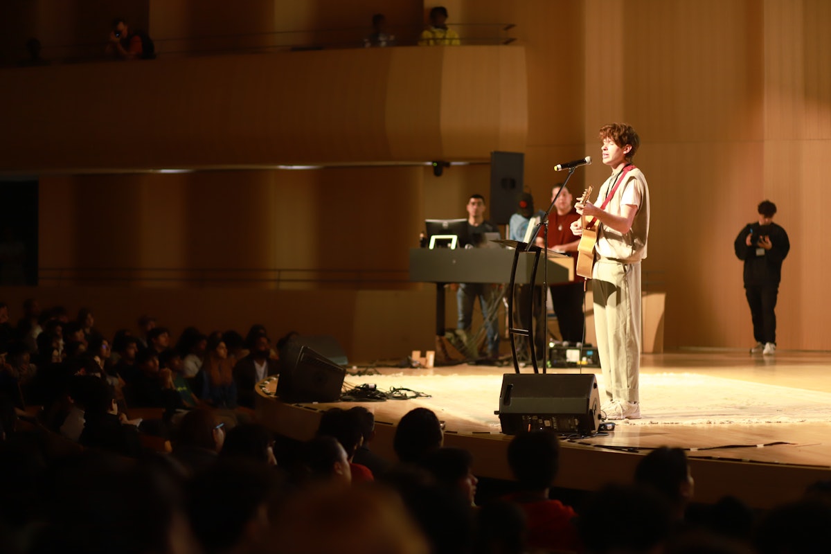 La conférence a donné lieu à de nombreuses expressions artistiques, notamment de la musique inspirée par la participation des jeunes aux efforts bahá’ís de construction de communautés.