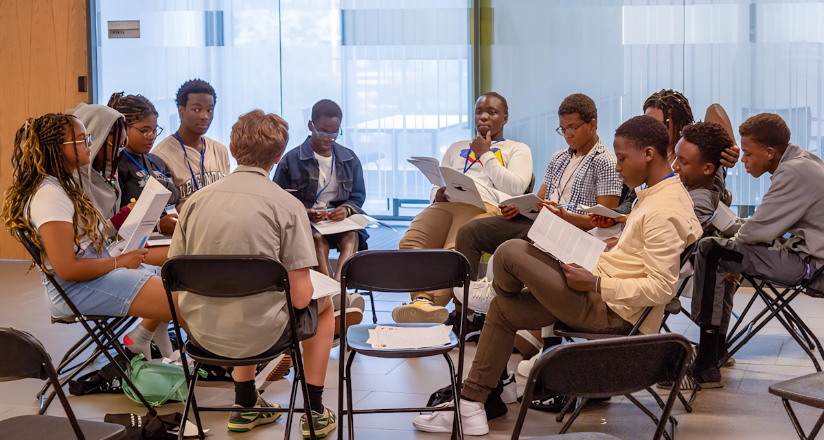 Grâce à de discussions approfondies, les participants ont exploré la manière dont ils peuvent surmonter les effets des forces sociales négatives qui peuvent provoquer des divisions et créer des obstacles à la promotion d’une culture de paix.