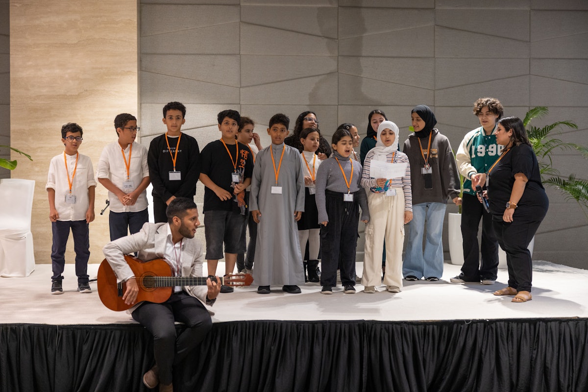 Les jeunes et les enfants ont joué un rôle important dans ces rencontres. Par le biais d’expressions artistiques, ils ont mis en lumière des concepts profonds tels que l’unité et la transformation collective.