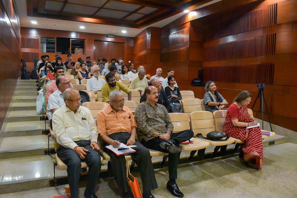 Des participants au symposium, qui s’est tenu sur le site de la maison d’adoration bahá’íe à New Delhi.