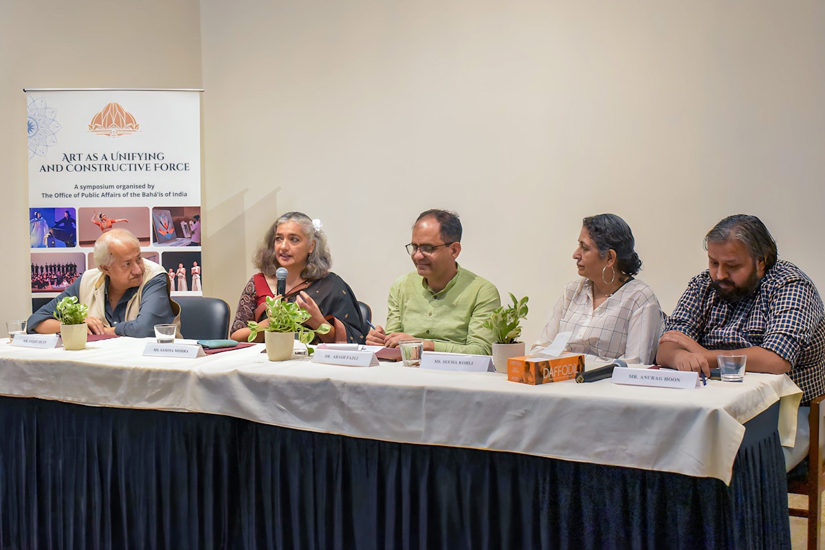 Intervenants au symposium, de gauche à droite : Avijit Dutt, cinéaste et acteur, Samina Mishra, cinéaste et écrivaine, Arash Fazli, directeur de la chaire bahá’íe d’études sur le développement à l’université Devi Ahilya, Indore, Seema Kohli, sculptrice, Anurag Hoon, cofondateur et PDG de la Manzil Mystics Foundation.