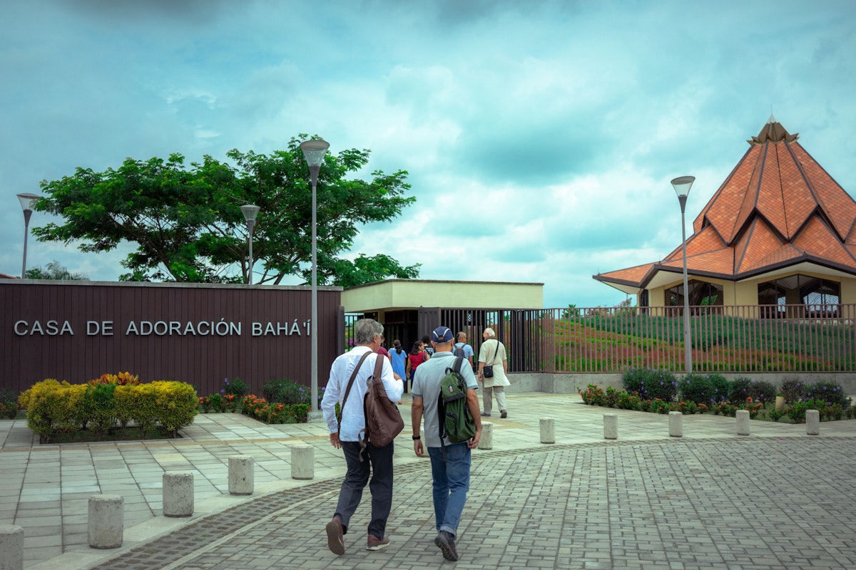 Certains participants à la conférence des Nations unies sur la biodiversité (COP16) à Cali, en Colombie, visitent la maison d’adoration bahá’íe locale dans le Norte del Cauca pour s’informer sur le projet de forêt indigène.