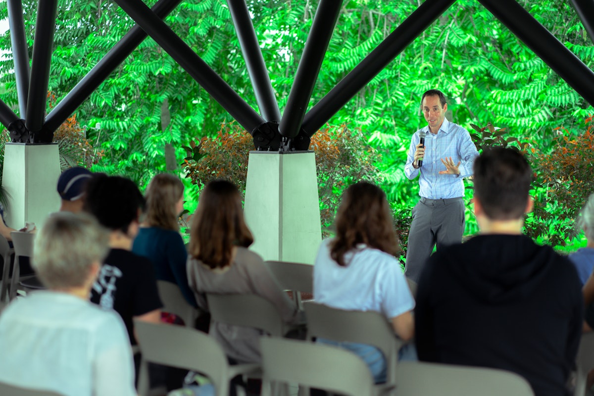 Daniel Perell, représentant du Bureau de New York de la Communauté internationale bahá’íe, s’exprimant lors d’une réunion avec les participants de la COP16 sur le site de la maison d’adoration bahá’íe.