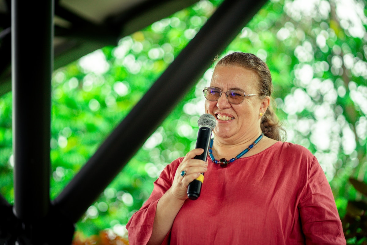 Ximena Osorio, membre du Bureau bahá’í des affaires extérieures de Colombie, s’exprimant lors du rassemblement.