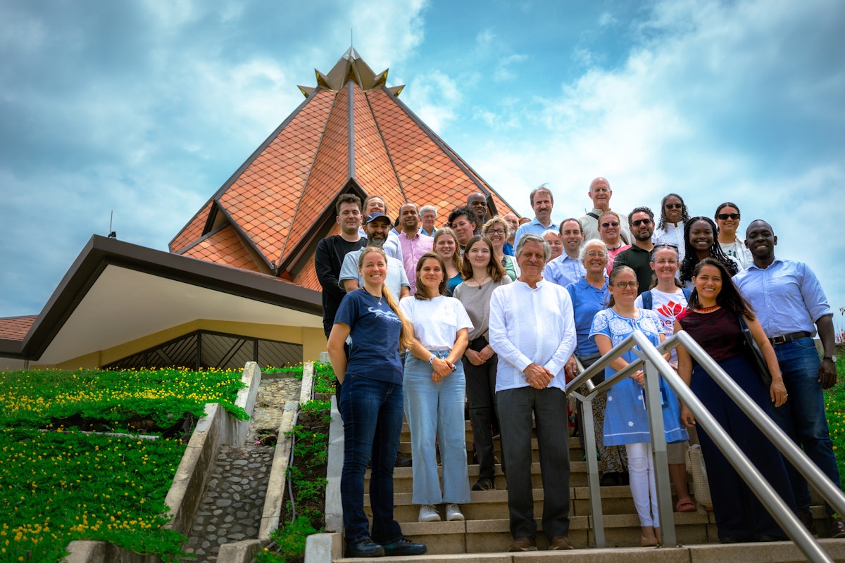 Photo de groupe des participants à la COP16 qui ont visité le temple.