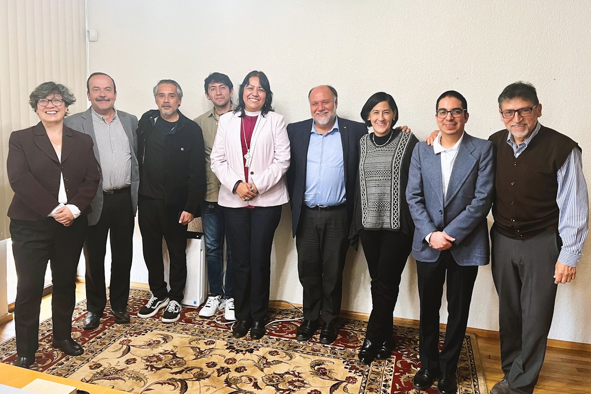 Photo de groupe des participants à la table ronde au Centre national bahá’í de Mexico. De gauche à droite : Gabriela Amores, avocate pénaliste spécialisée dans les affaires de féminicide et membre de la Fédération mexicaine des femmes universitaires (FEMU), Ignacio Cuevas, professeur à l’université ibéro-américaine et au cloître de Sor Juana, Angello Baños, sociologue et animateur d’atelier à la Direction générale du bien-être et de la cohésion sociale, Miguel Alejandro Rivera, responsable de la rédaction des informations internationales du journal Excélsior, Sally Sue Hernández, évêque de l’Église anglicane de Mexico, Carlos Ceballos, chef du département de théologie de l’université La Salle, Jimena Esquivel, directrice de la tolérance et de la liberté religieuse à la Direction générale des affaires religieuses, Oscar Covarrubias et Arturo Serrano, membres du Bureau bahá’í des affaires extérieures du Mexique.