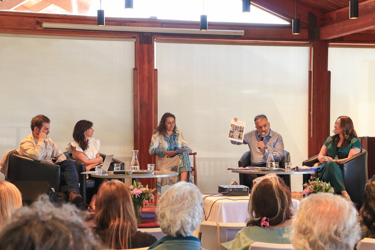 Panélistes lors de l’évènement de lancement de la publication intitulée « Transformation sociale : Construire ensemble une nouvelle vision » et publiée par le Bureau bahá’í des affaires extérieures au Chili.