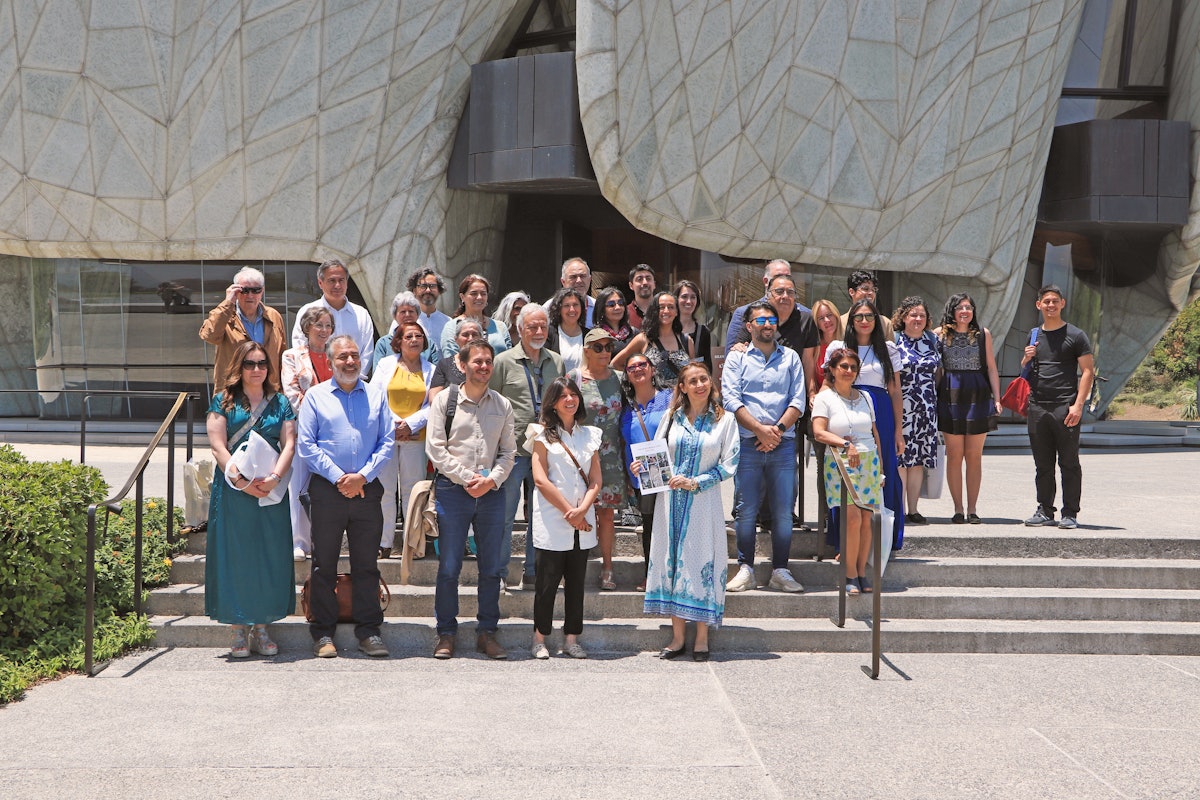 Photo de groupe lors de l’évènement de lancement de la publication qui s’est tenu à la maison d’adoration bahá’íe de Santiago.