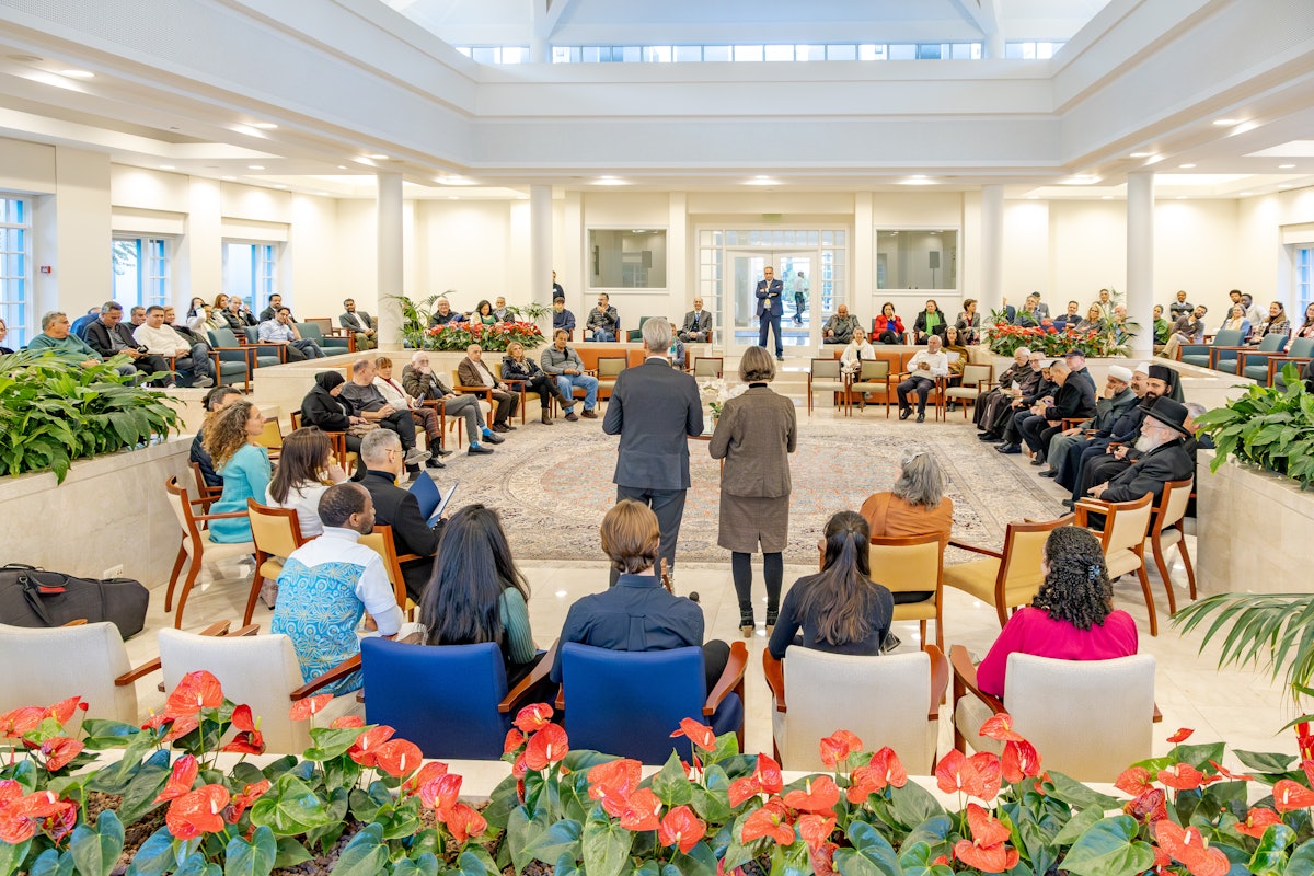 Les participants se sont réunis au centre d’accueil des visiteurs de Bahjí pour le programme officiel.